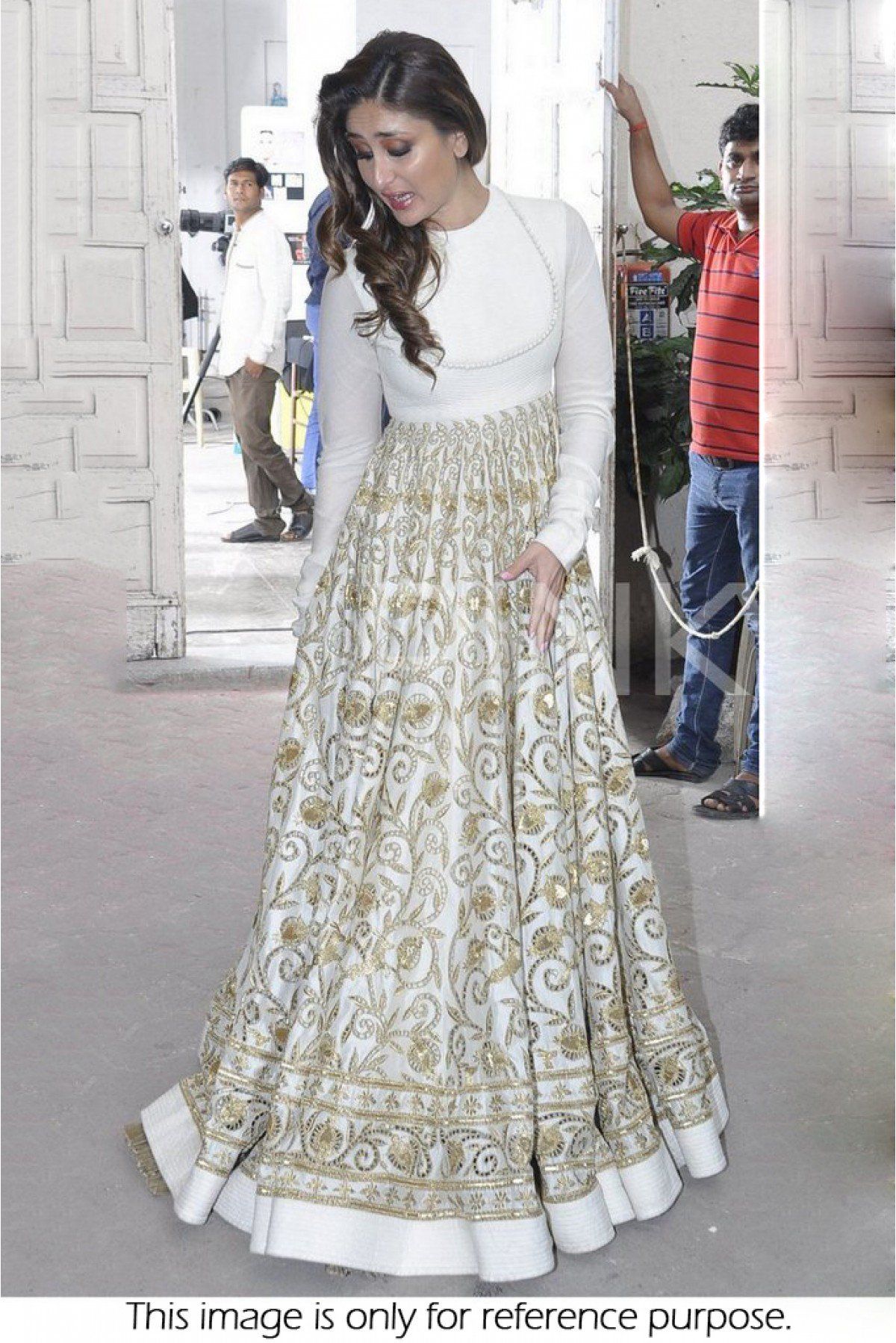 Charming Kareena Kapoor In White Georgette Designer Anarkali Suit In pink and grey saree at nach baliye promotion. charming kareena kapoor in white georgette designer anarkali suit
