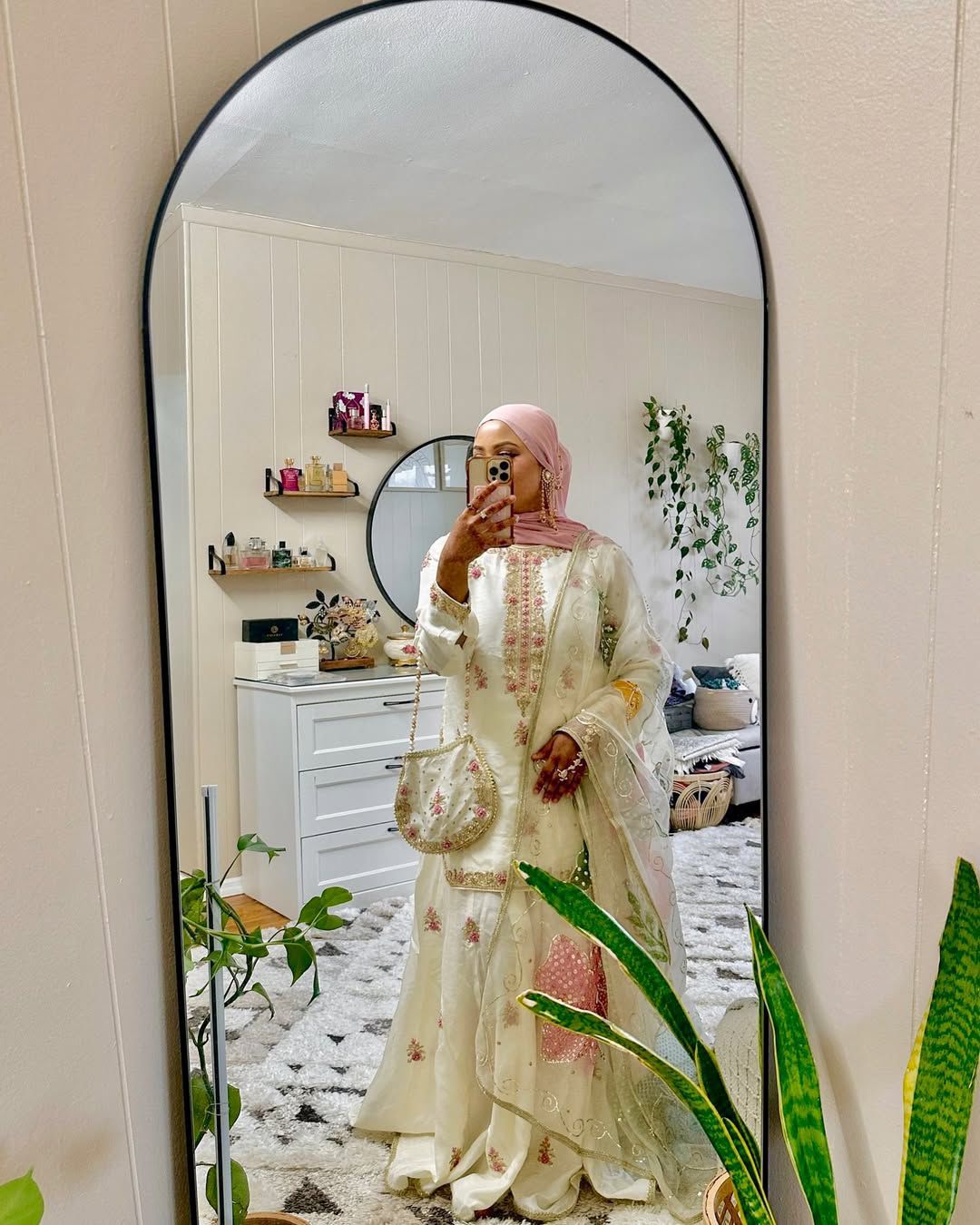 Off White Chinon Embroidery Work Salwar Suit - Image 2