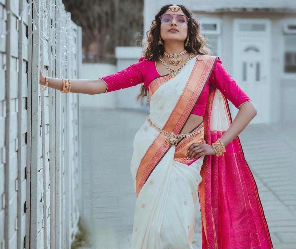 Pink Lichi Silk With Lace Jacquard Work Saree - Image 2
