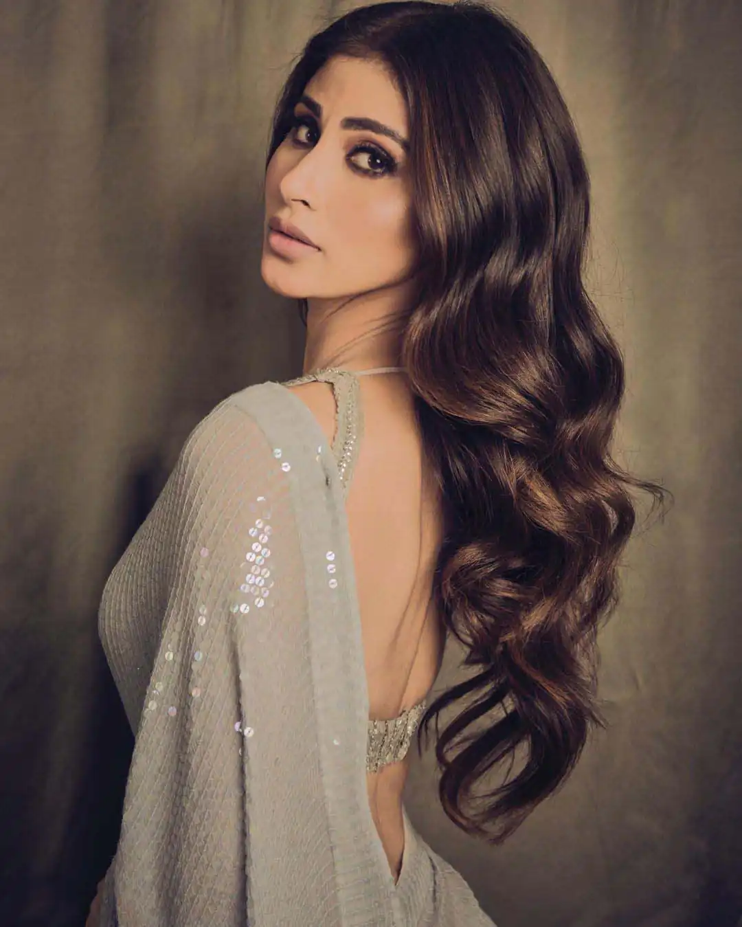 Dazzling Mouni Roy In Manish Malhotra's Grey Sequence Saree - Image 9