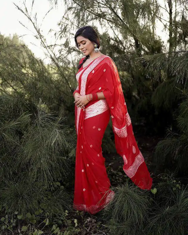 DDF 301 Red Color Soft Lichi Silk Ordinary Design Rich Pallu Saree Casual, Party Wear, Events, Festivals Etc. Expected Delivery 4-6 Working Days 1449/- | Sarees, Bollywood Sarees, Creative Sarees, Designer Sarees, Embroidered Sarees, Ethnic Saree, Modern Digital sarees, Party Wear Sarees