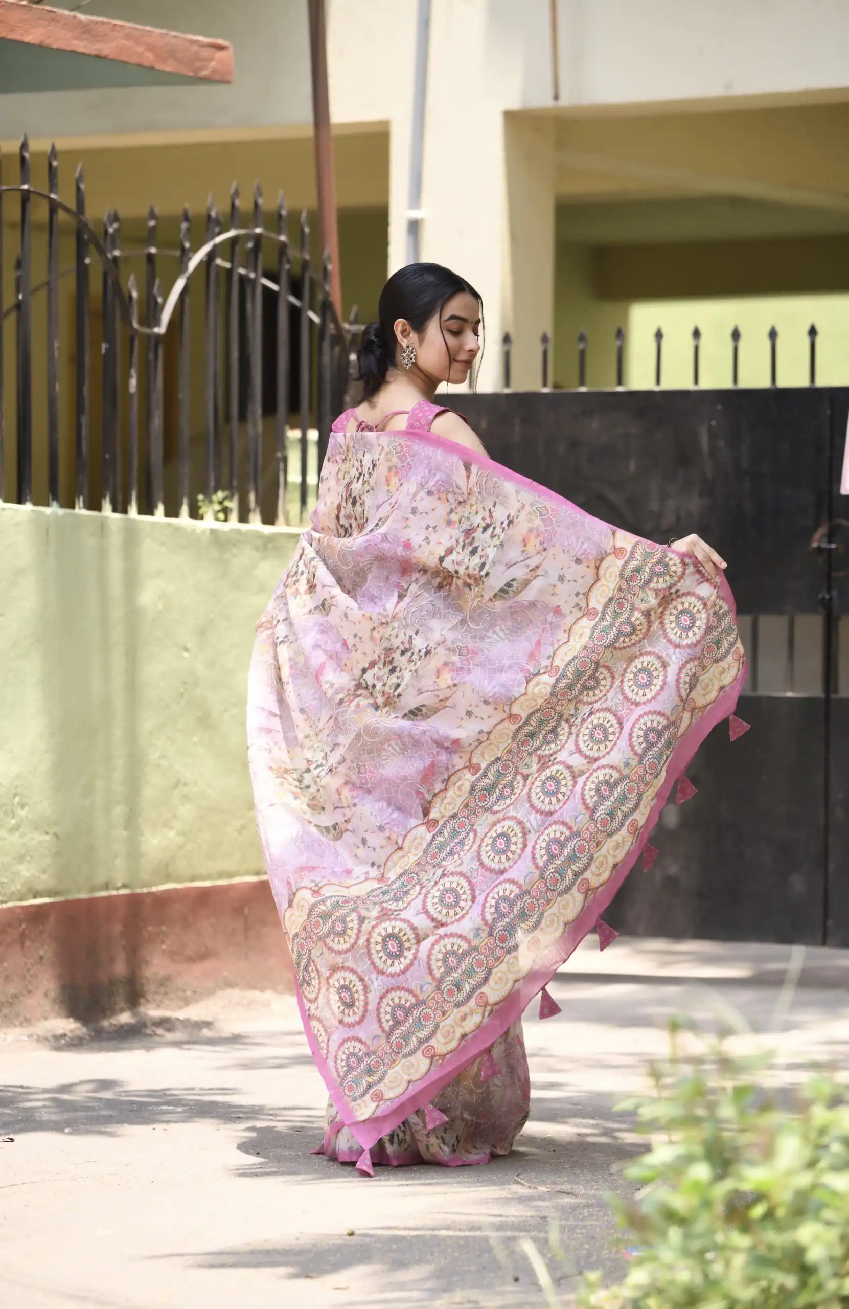 Veechis 110 Pink Color Linen Beautiful Digital Printed Work Saree Casual, Party Festive, Events. Expected Delivery 4-6 Working Days @1549/- | Sarees, Bollywood Sarees, Creative Sarees, Designer Sarees, Embroidered Sarees, Modern Digital sarees, Party Wear Sarees