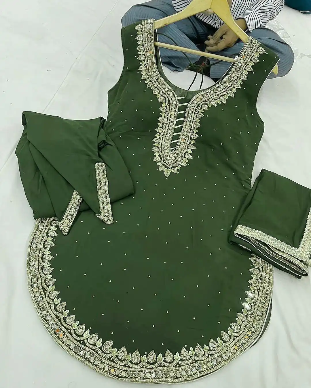 SRK 5138 Green Color Pure Chinnon Embroidery Diamond Salwar Suit Wedding, Party, Festive, Events Expected Delivery 4-6 Working Days @ 1949/- | Jump Suits, Salwar suit, Designer Suits, Casual Suits, Creative suits, Palazzo Suits, Party Wear Suits, Patiala Suits, Straight Suits