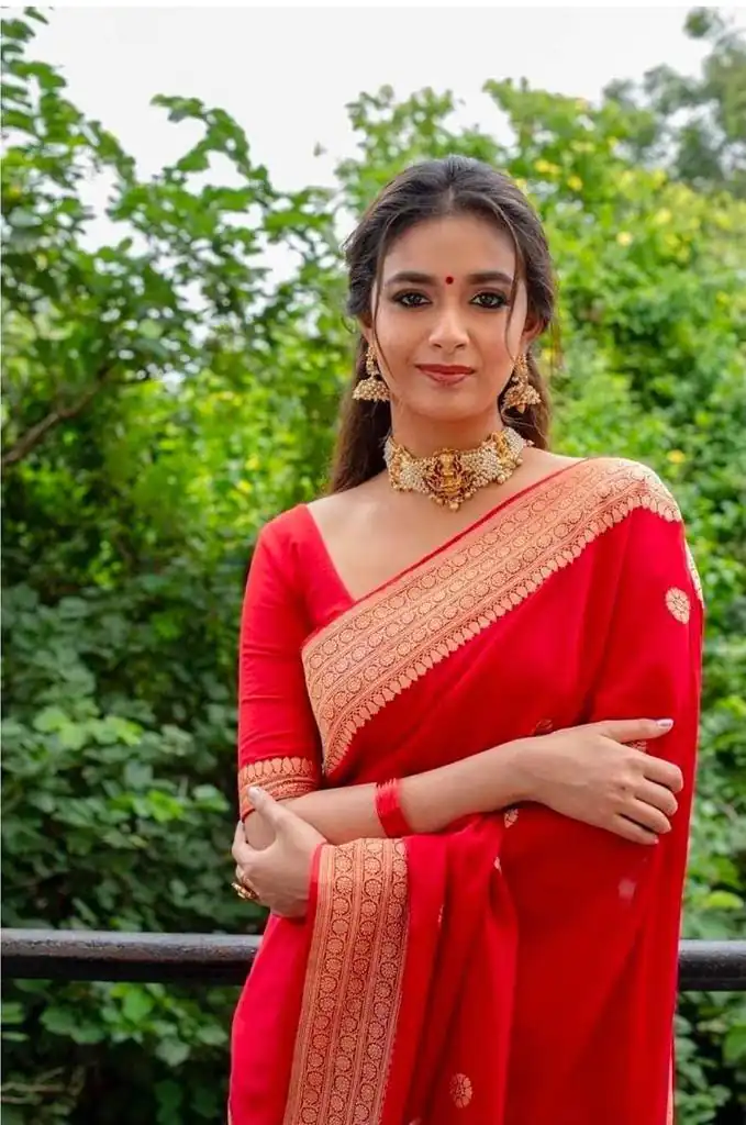 DDF Bela Red Color Soft Lichi Silk Ordinary Design Saree Casual, Party Wear, Events, Festivals Etc. Expected Delivery 4-6 Working Days 1349/- Only | Sarees, Bollywood Sarees, Creative Sarees, Designer Sarees, Embroidered Sarees, Ethnic Saree, Modern Digital sarees, Party Wear Sarees
