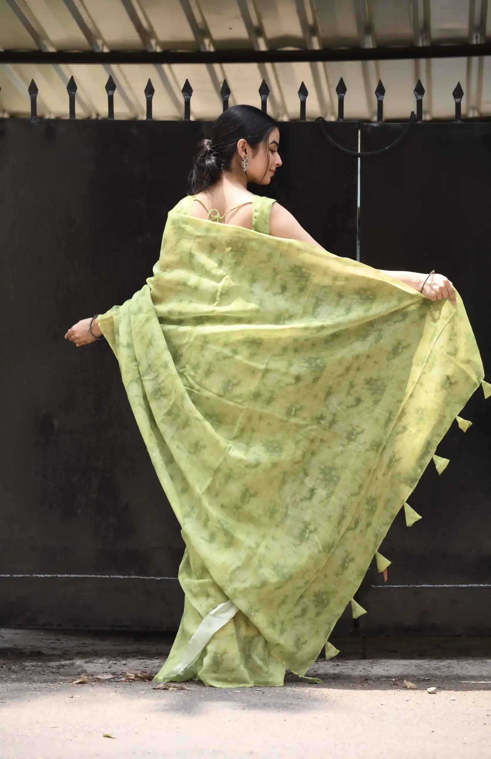 Veechis 111 Green Color Linen Beautiful Digital Printed Work Saree Casual, Party Festive, Events. Expected Delivery 4-6 Working Days @1549/- | Sarees, Bollywood Sarees, Creative Sarees, Designer Sarees, Embroidered Sarees, Modern Digital sarees, Party Wear Sarees
