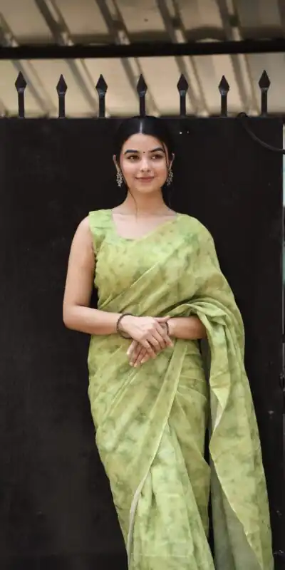 Veechis 111 Green Color Linen Beautiful Digital Printed Work Saree Casual, Party Festive, Events. Expected Delivery 4-6 Working Days @1549/- | Sarees, Bollywood Sarees, Creative Sarees, Designer Sarees, Embroidered Sarees, Modern Digital sarees, Party Wear Sarees