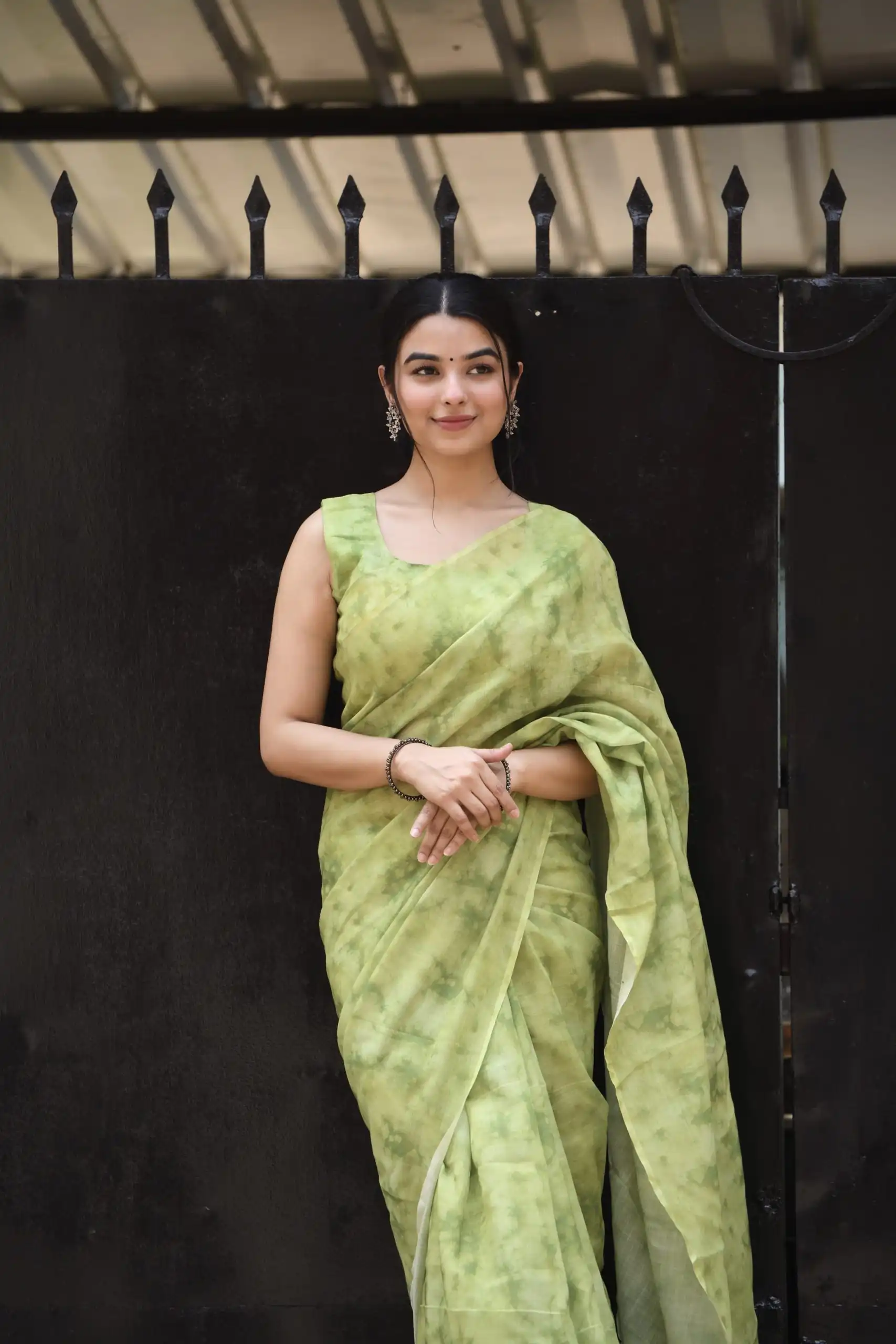 Veechis 111 Green Color Linen Beautiful Digital Printed Work Saree Casual, Party Festive, Events. Expected Delivery 4-6 Working Days @1549/- | Sarees, Bollywood Sarees, Creative Sarees, Designer Sarees, Embroidered Sarees, Modern Digital sarees, Party Wear Sarees