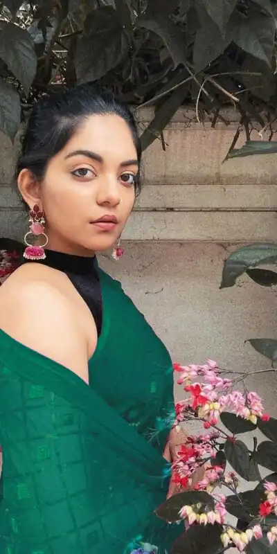 KT 201 Green Color Georgette Fancy Sequence Work Saree Casual, Party Wear, Wedding Expected Delivery 4-6 Working Days@1649/- | Sarees, Bollywood Sarees, Creative Sarees, Designer Sarees, Embroidered Sarees, Party Wear Sarees