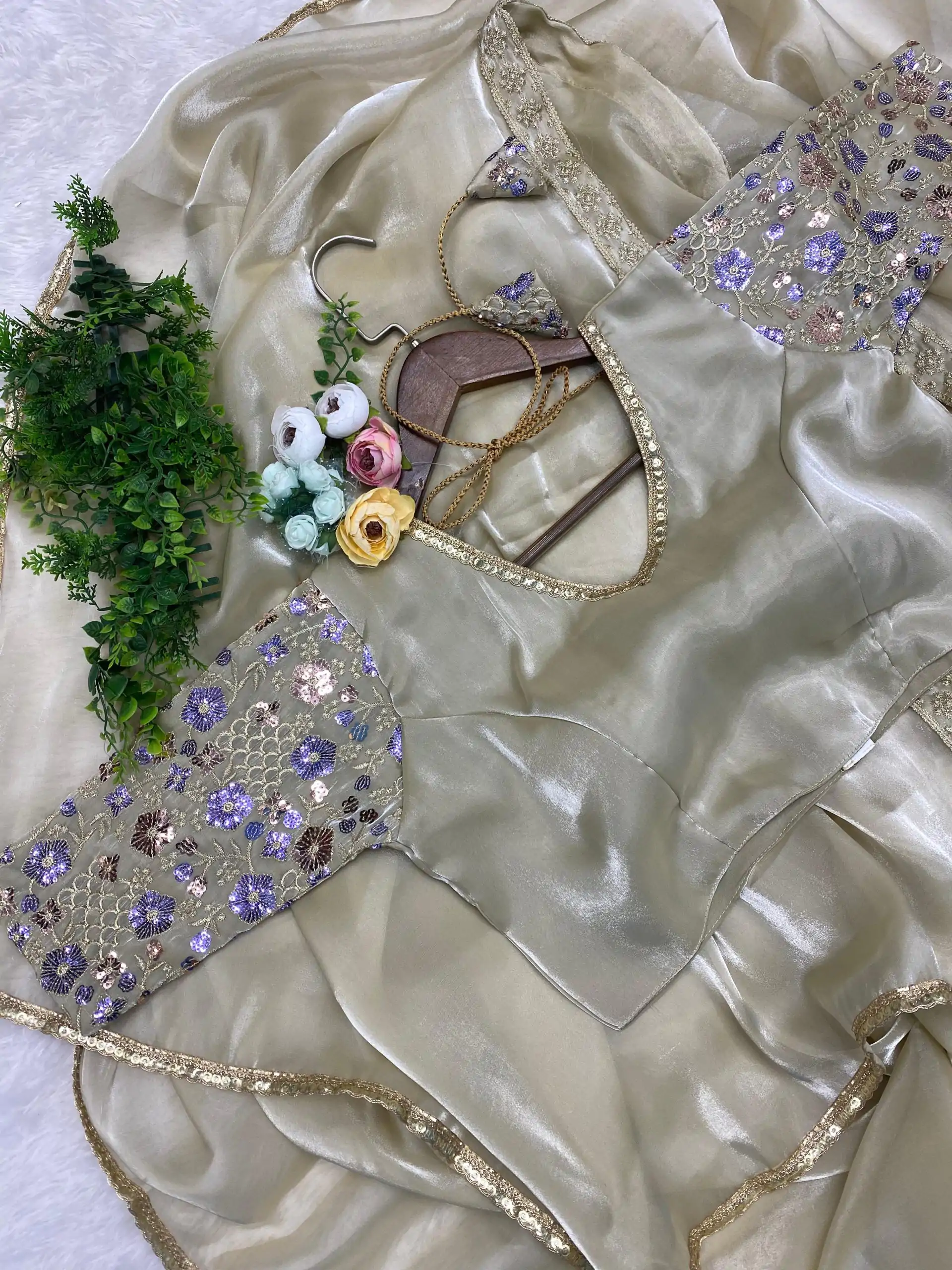 LG 1865 Golden Color Fancy Jimi Chu Embroidered Sequence Saree Party, Wedding, Festive, Events Etc., Expected Delivery 4-6 Working Days@1849/- Only | Sarees, Bollywood Sarees, Creative Sarees, Designer Sarees, Embroidered Sarees, Ethnic Saree, Party Wear Sarees