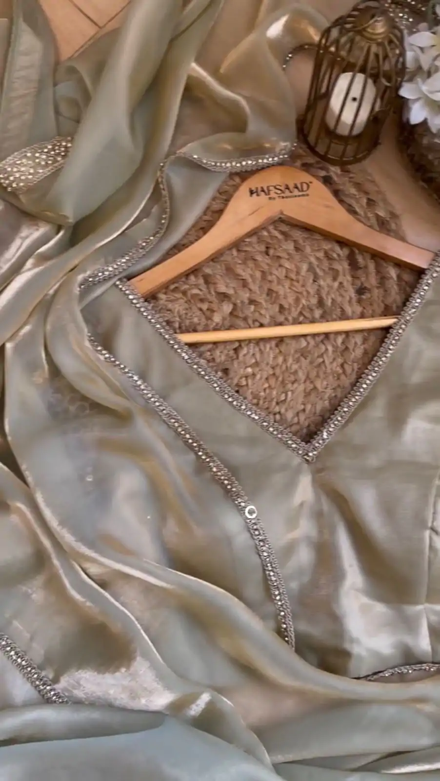 LG 1865 Golden Color Fancy Jimi Chu Embroidered Sequence Saree Party, Wedding, Festive, Events Etc., Expected Delivery 4-6 Working Days@1849/- Only | Sarees, Bollywood Sarees, Creative Sarees, Designer Sarees, Embroidered Sarees, Ethnic Saree, Party Wear Sarees