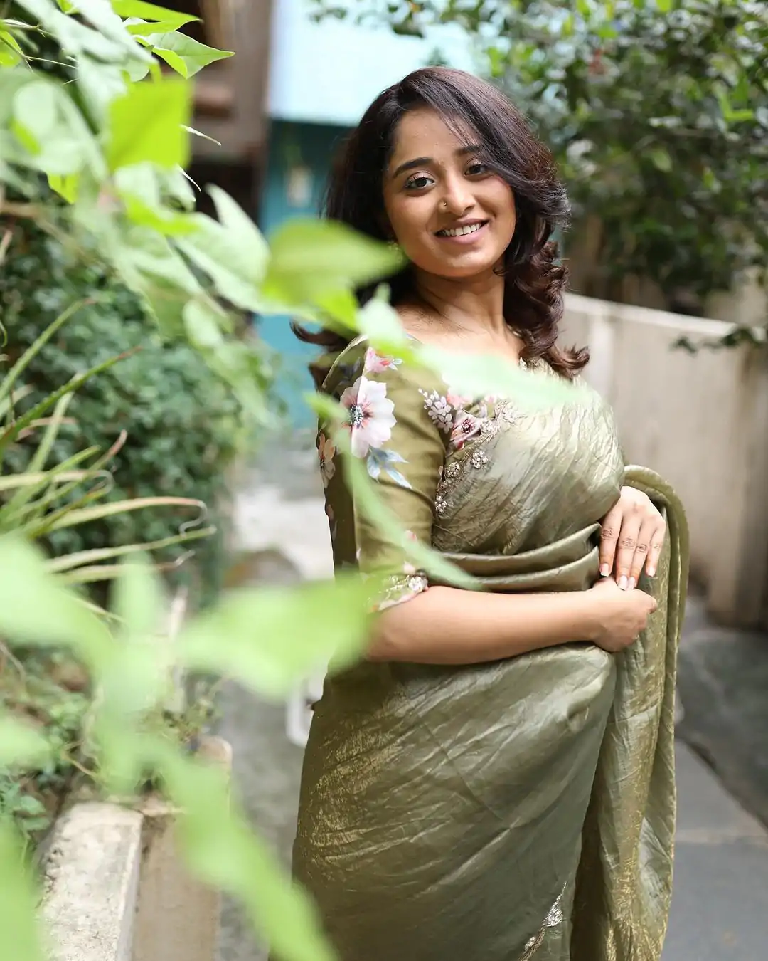 AC Gold Crush Mehendi Gold Crush with Lace Border & Lace Work Saree . Festive Deal ₹2599. Delivery 4-6 Working Days. Shop now. | Sarees, Bollywood Sarees, Creative Sarees, Designer Sarees, Embroidered Sarees, Ethnic Saree, Modern Digital sarees, Party Wear Sarees