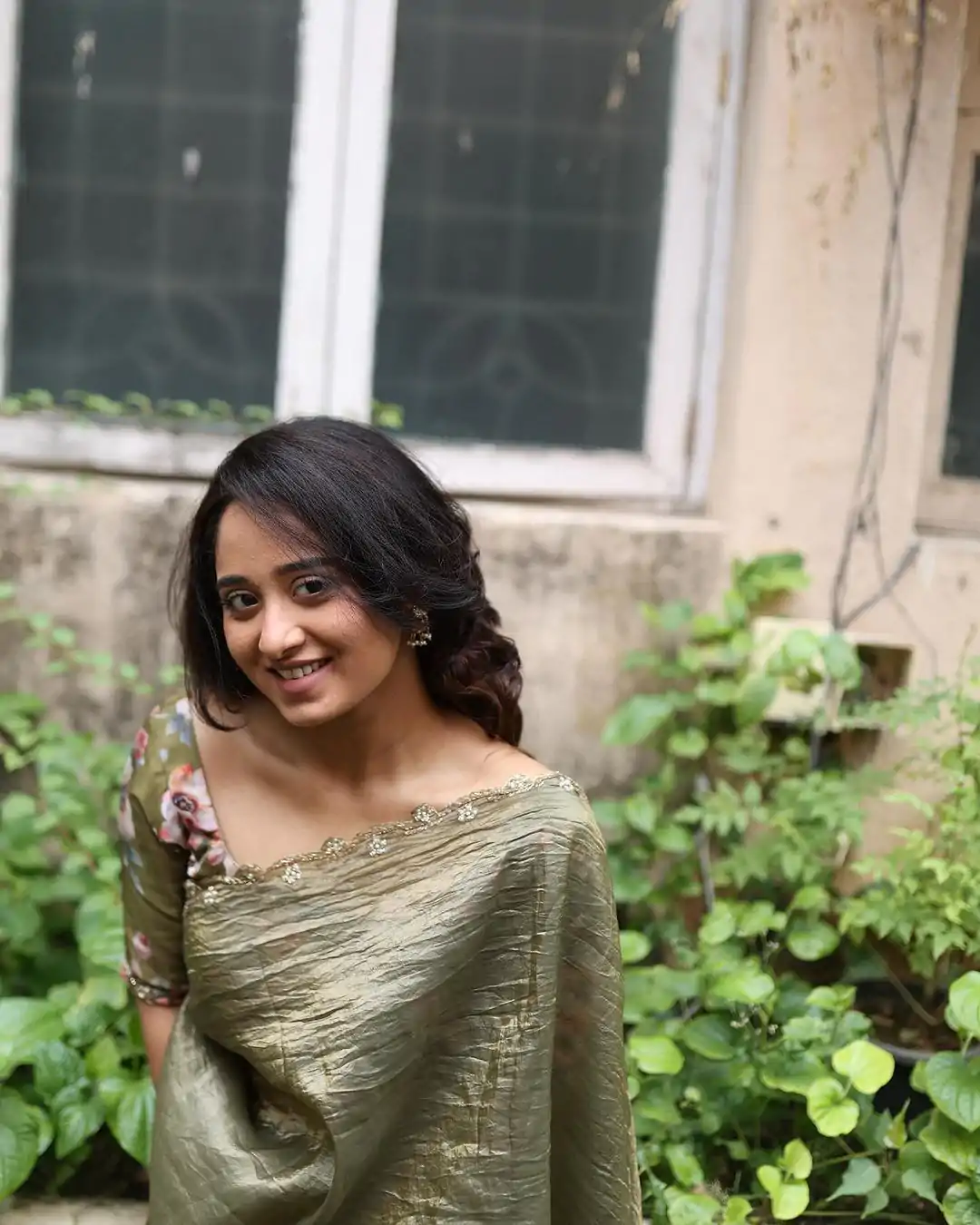 AC Gold Crush Mehendi Gold Crush with Lace Border & Lace Work Saree . Festive Deal ₹2599. Delivery 4-6 Working Days. Shop now. | Sarees, Bollywood Sarees, Creative Sarees, Designer Sarees, Embroidered Sarees, Ethnic Saree, Modern Digital sarees, Party Wear Sarees