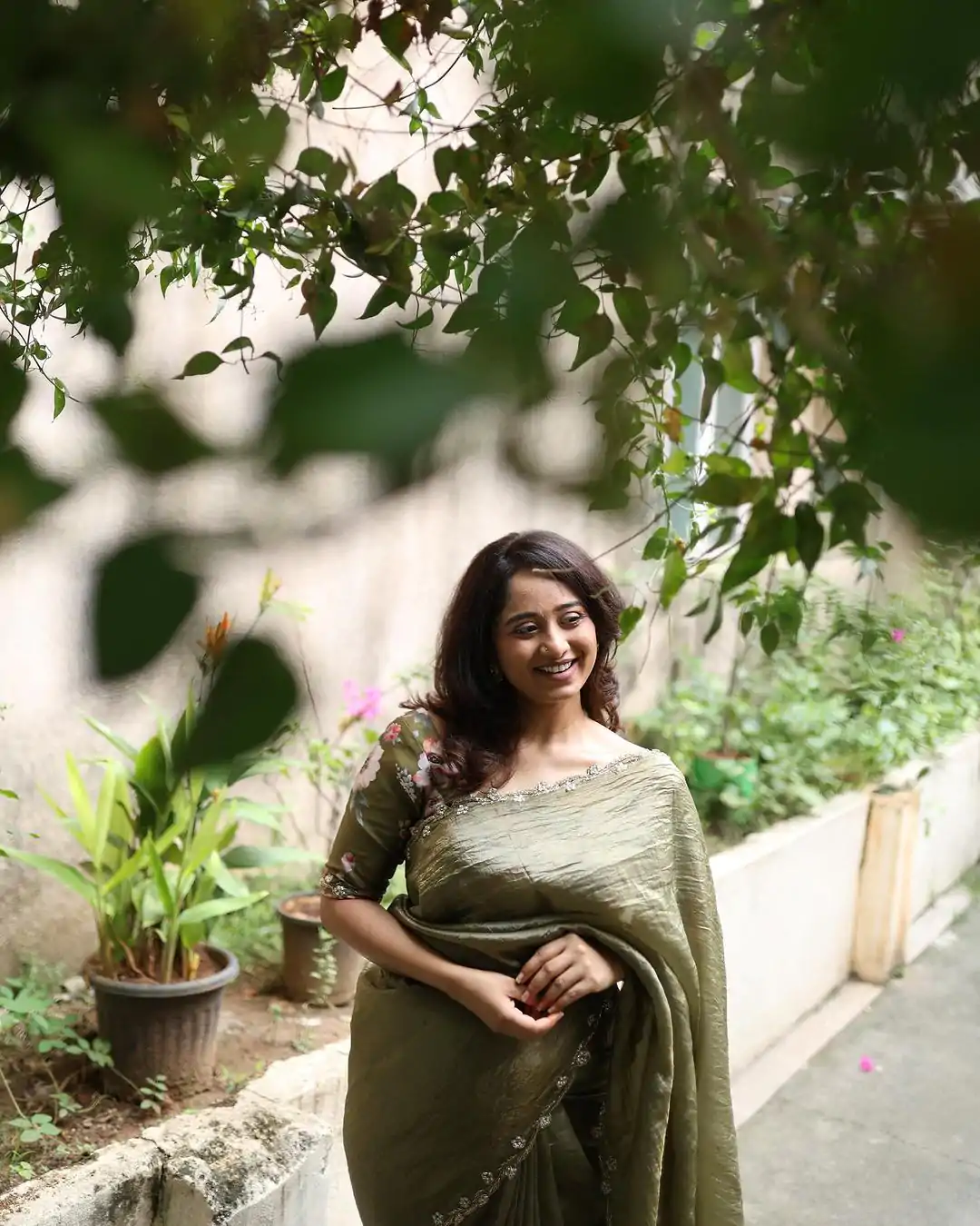 AC Gold Crush Mehendi Gold Crush with Lace Border & Lace Work Saree . Festive Deal ₹2599. Delivery 4-6 Working Days. Shop now. | Sarees, Bollywood Sarees, Creative Sarees, Designer Sarees, Embroidered Sarees, Ethnic Saree, Modern Digital sarees, Party Wear Sarees