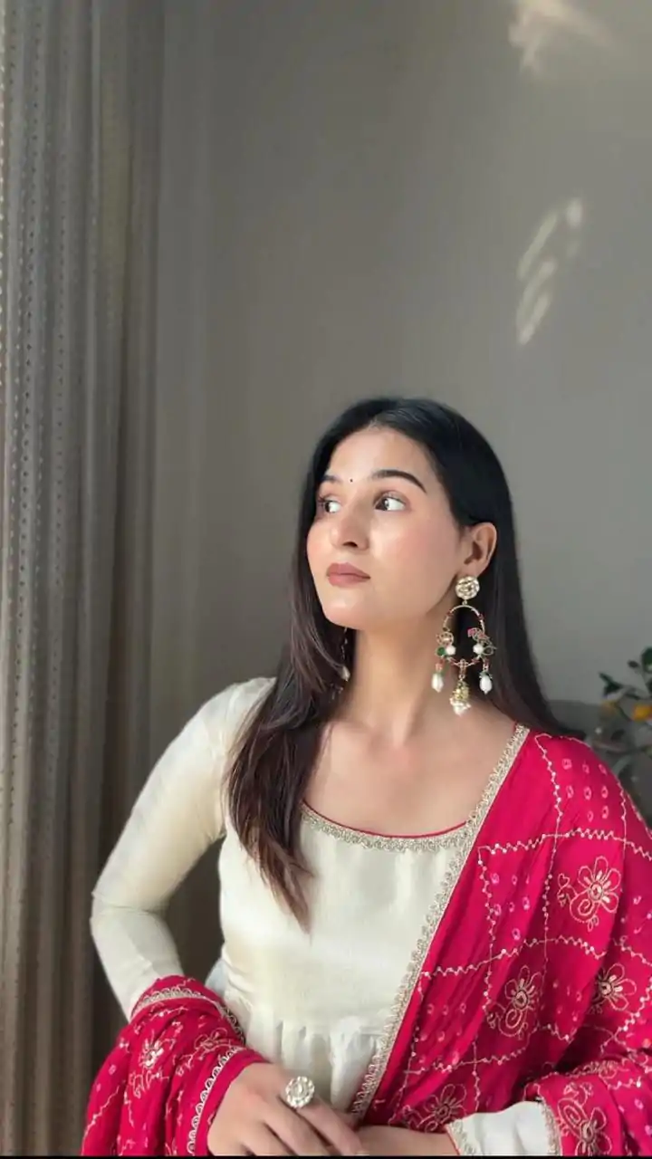 LG 2016 Off White in Chinon Lace Border & Lace Work Gown . Introductory Price ₹1849. Delivery 4-6 Working Days. Shop now. | Gowns, Bollywood Gowns, Creative Gowns, Designer Gowns, Embroidered Gowns, Party Wear Gowns