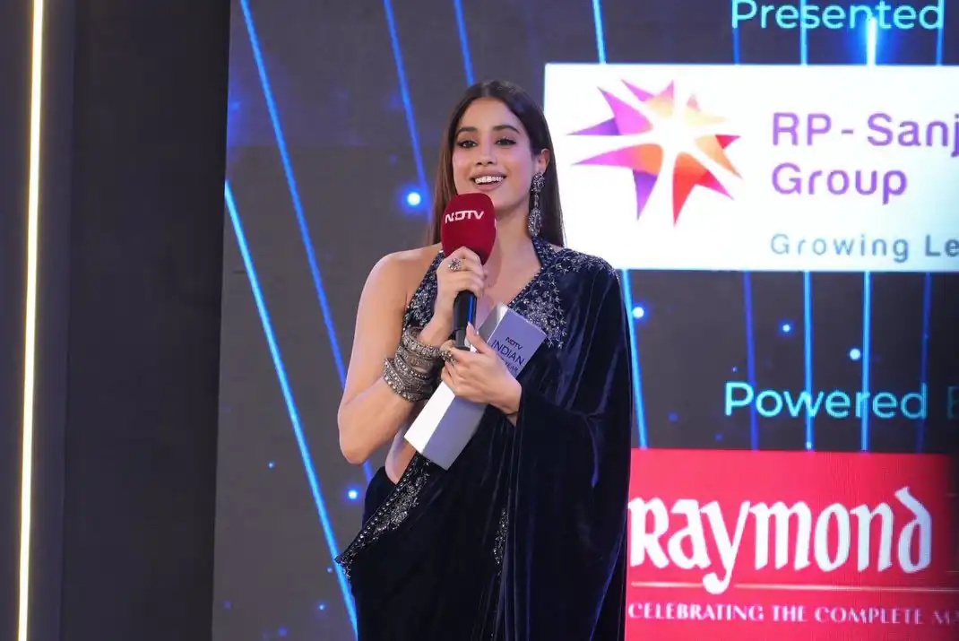 Blue Pure 9000 Velvet Lace Embroidery Work Saree - Image 2