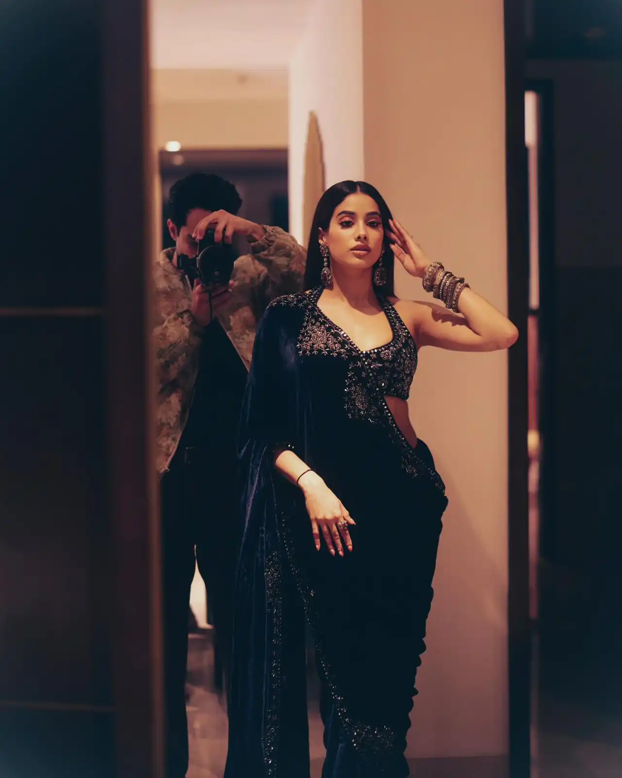 Blue Pure 9000 Velvet Lace Embroidery Work Saree - Image 3