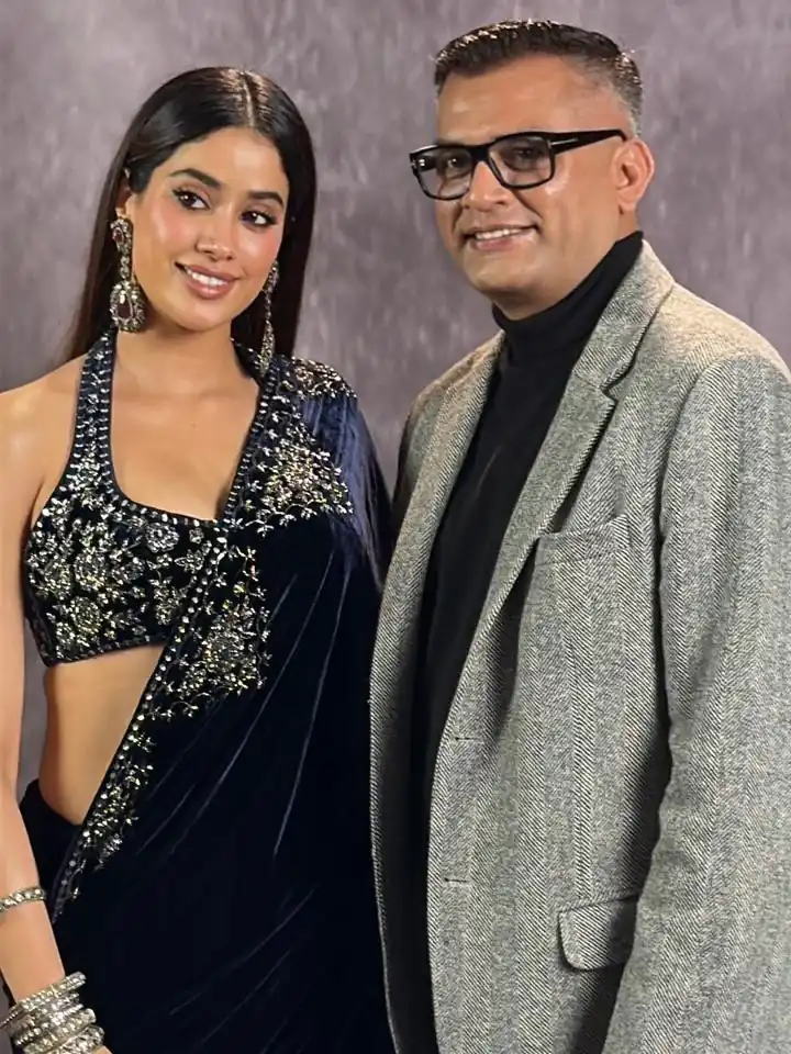 Blue Pure 9000 Velvet Lace Embroidery Work Saree - Image 8