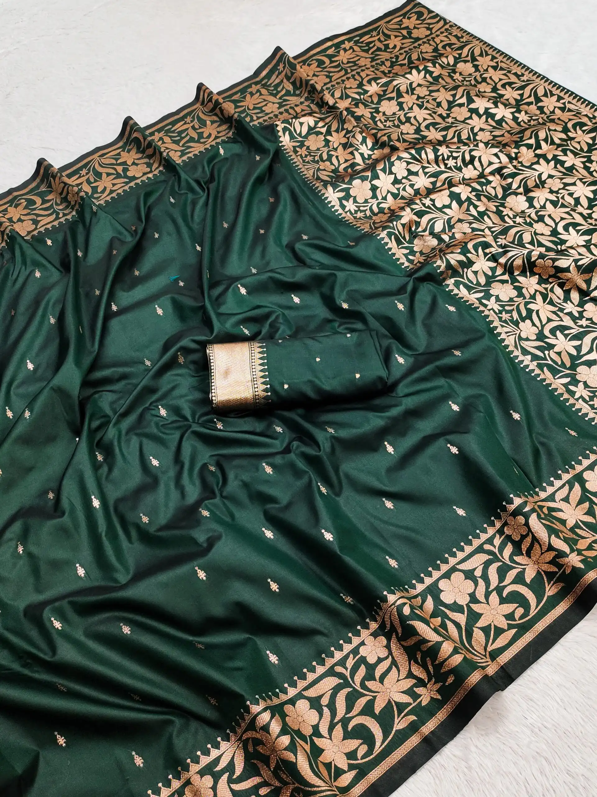 MB 197 Green Color Banarasi Silk Saree with Zari Work & Lace Work. Exclusive Offer ₹1899. Delivery 4-6 Working Days. Shop now. | Sarees, Bollywood Sarees, Creative Sarees, Designer Sarees, Embroidered Sarees, Ethnic Saree, Modern Digital sarees, Party Wear Sarees