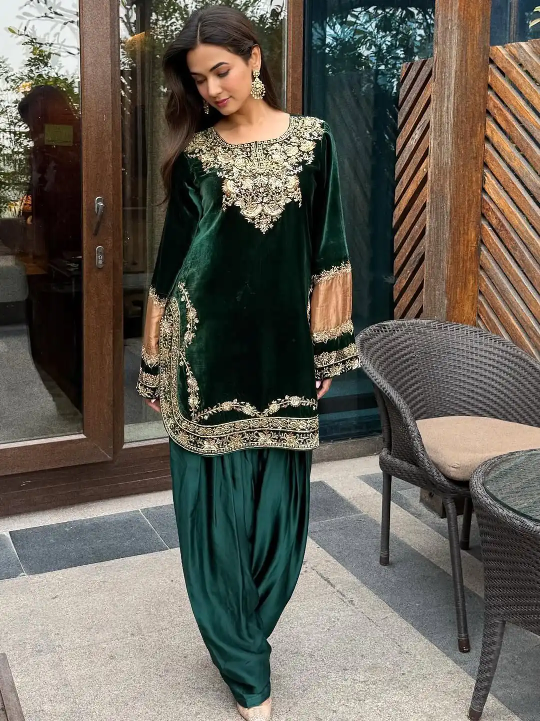 Green Viscose Velvet Thread Work Salwar Suit - Image 4