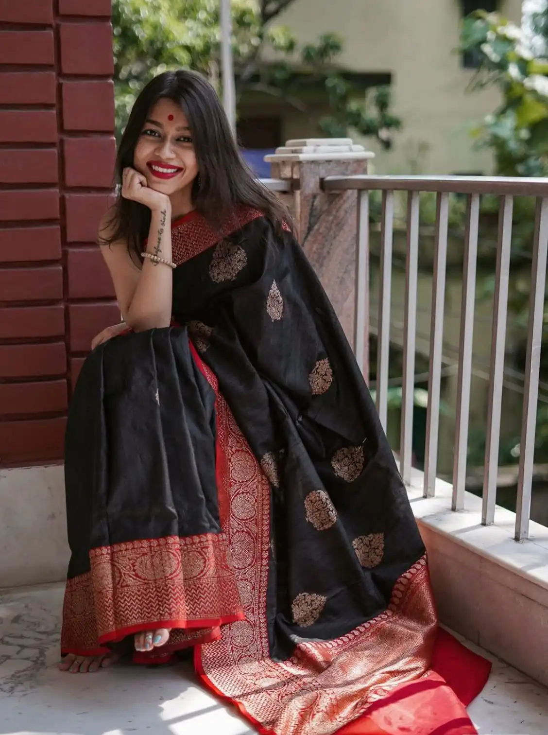 Dazzling Black Lichi Silk Jacquard Work Saree - Image 5