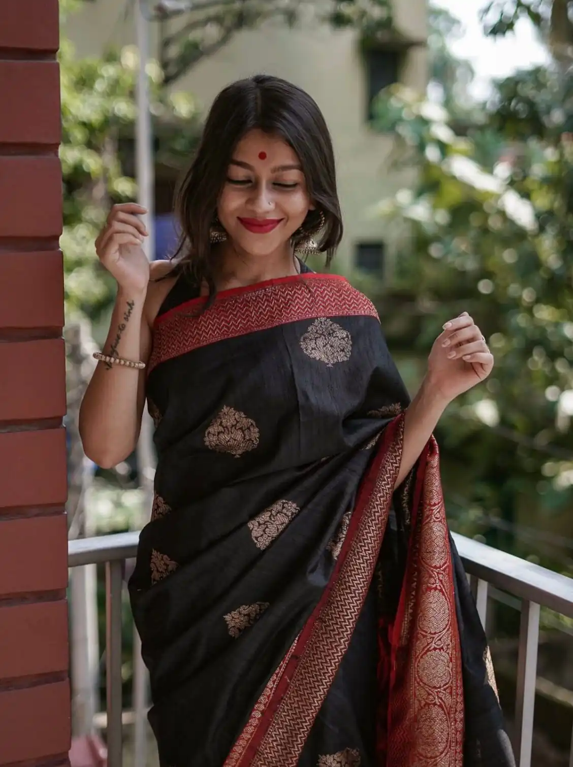 Dazzling Black Lichi Silk Jacquard Work Saree - Image 4
