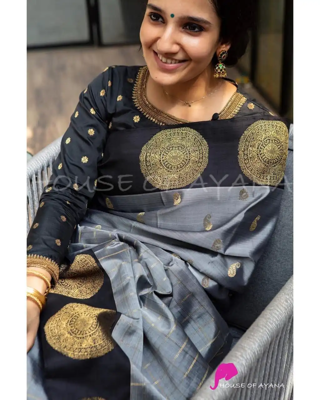 Grey Lichi Silk On All Over Border Saree - Image 4
