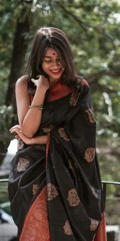 KPR 282 Black Soft Lichi Silk Saree Perfect for Wedding, Party, Reception, Diwali, Ethnic Day – . Affordable Price ₹1449. Delivery 4-6 Working Days. | Sarees, Bollywood Sarees, Creative Sarees, Designer Sarees, Embroidered Sarees, Ethnic Saree, Modern Digital sarees, Party Wear Sarees