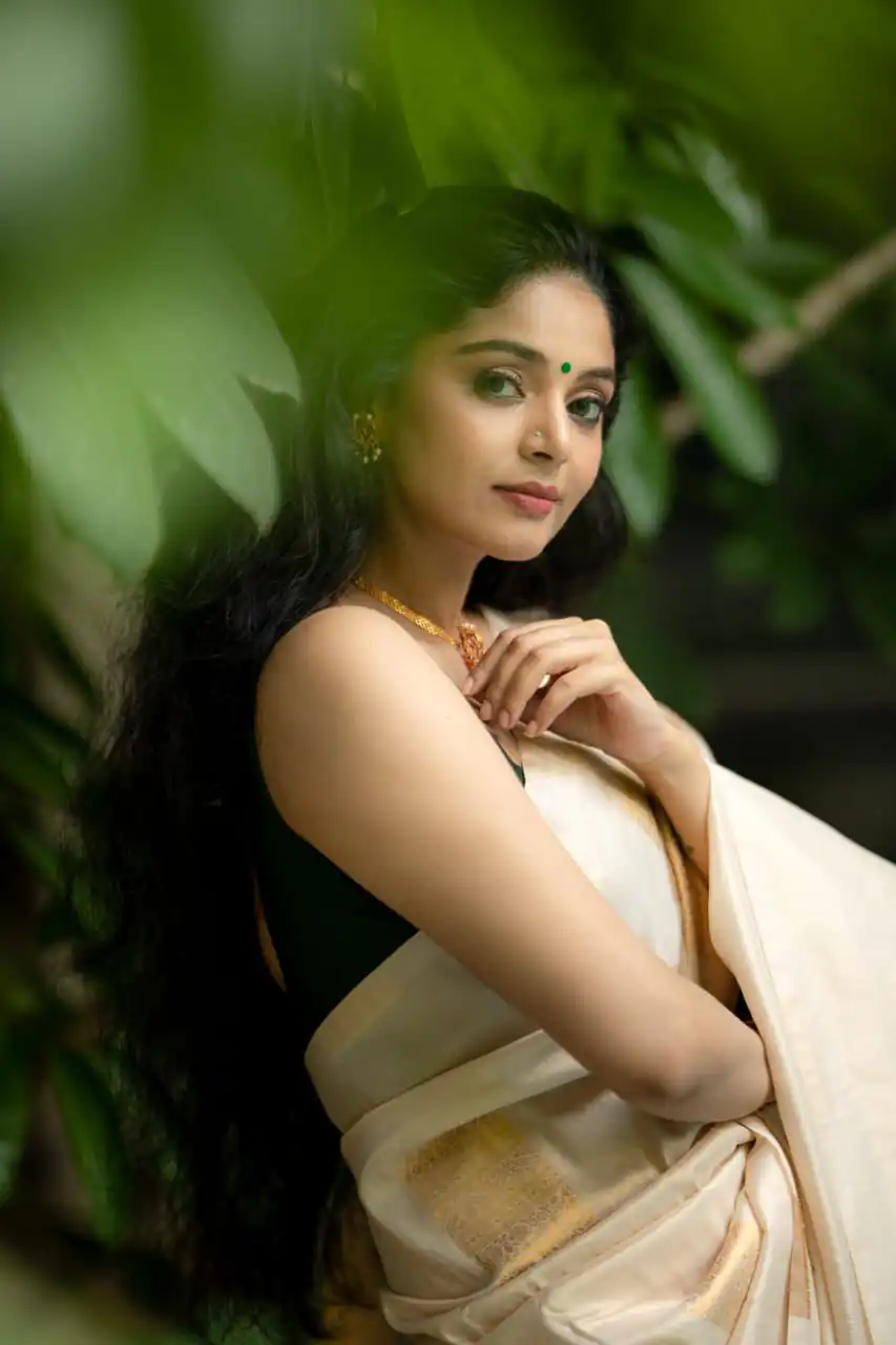 Super Off White Soft Lichi Silk Jacquard Work Saree - Image 3
