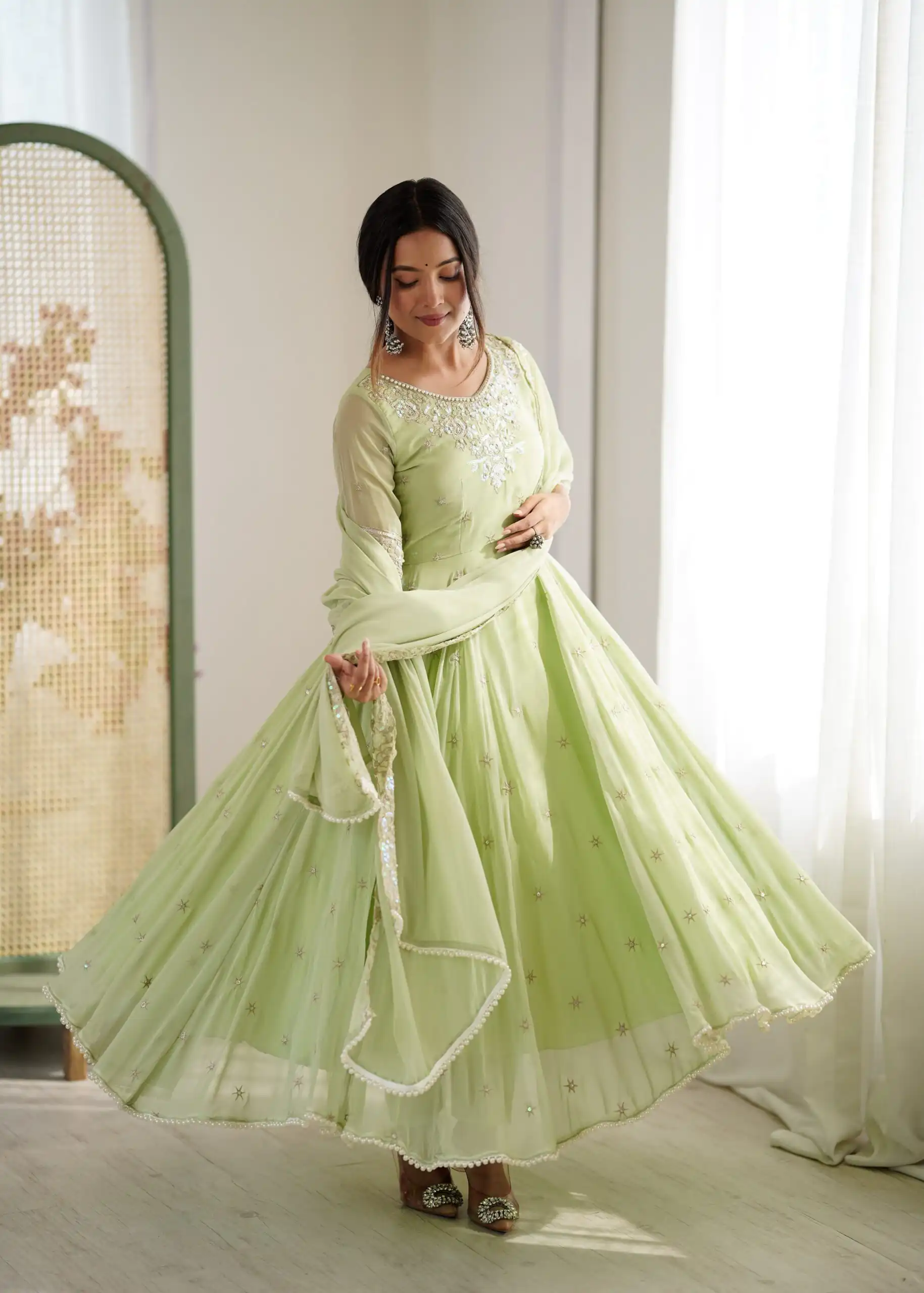 Super Pista Blooming Faux Embroidery Work Gown - Image 3