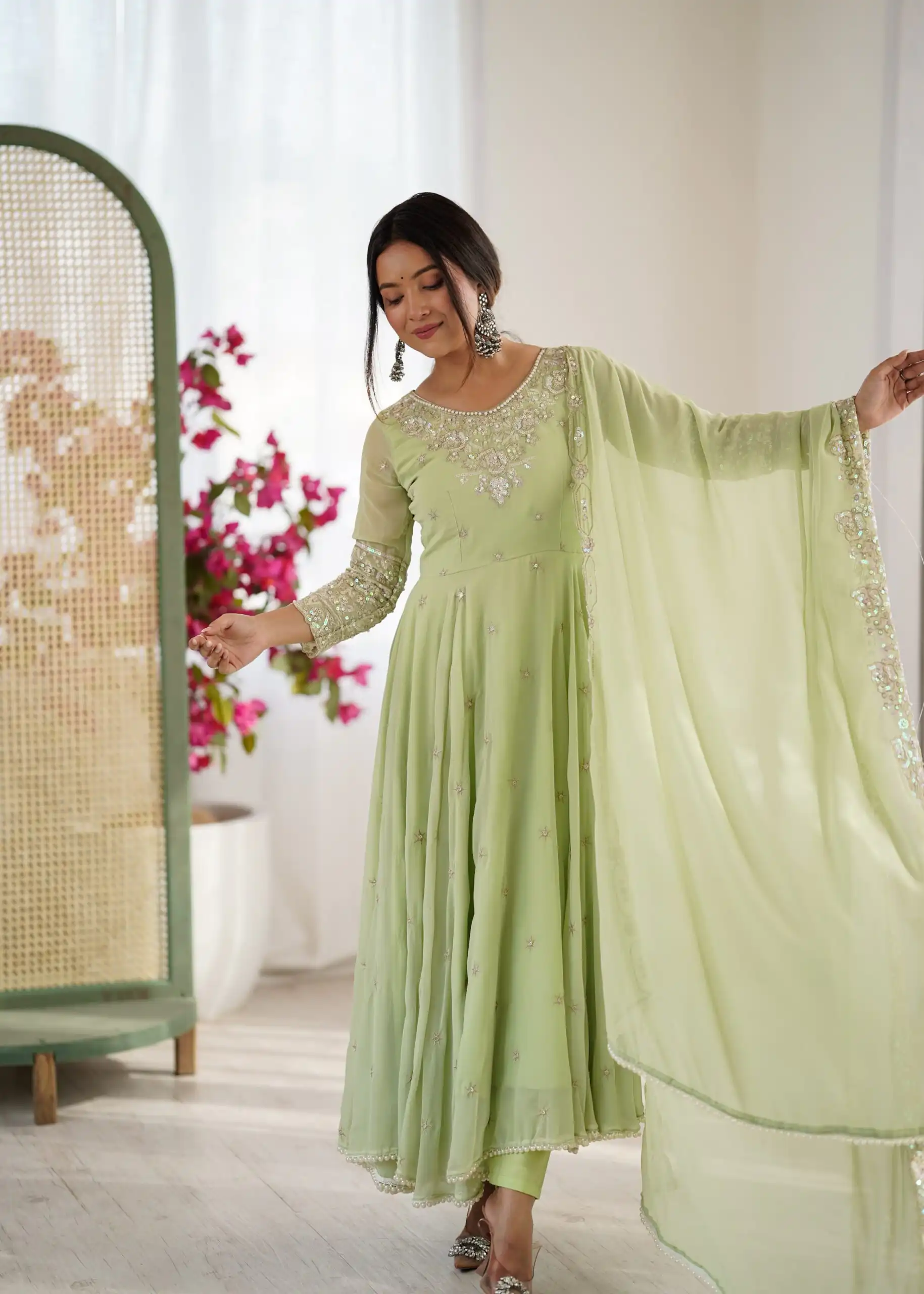 Super Pista Blooming Faux Embroidery Work Gown - Image 2