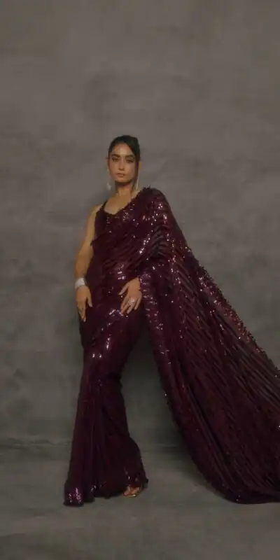 DF 3476 Wine Faux Georgette Saree Perfect for Wedding, Party, Cultural Events, Traditional Day, Pooja – . Grab it for ₹1799. Delivery 4-6 Working Day | Sarees, Bollywood Sarees, Creative Sarees, Designer Sarees, Embroidered Sarees, Ethnic Saree, Modern Digital sarees, Party Wear Sarees