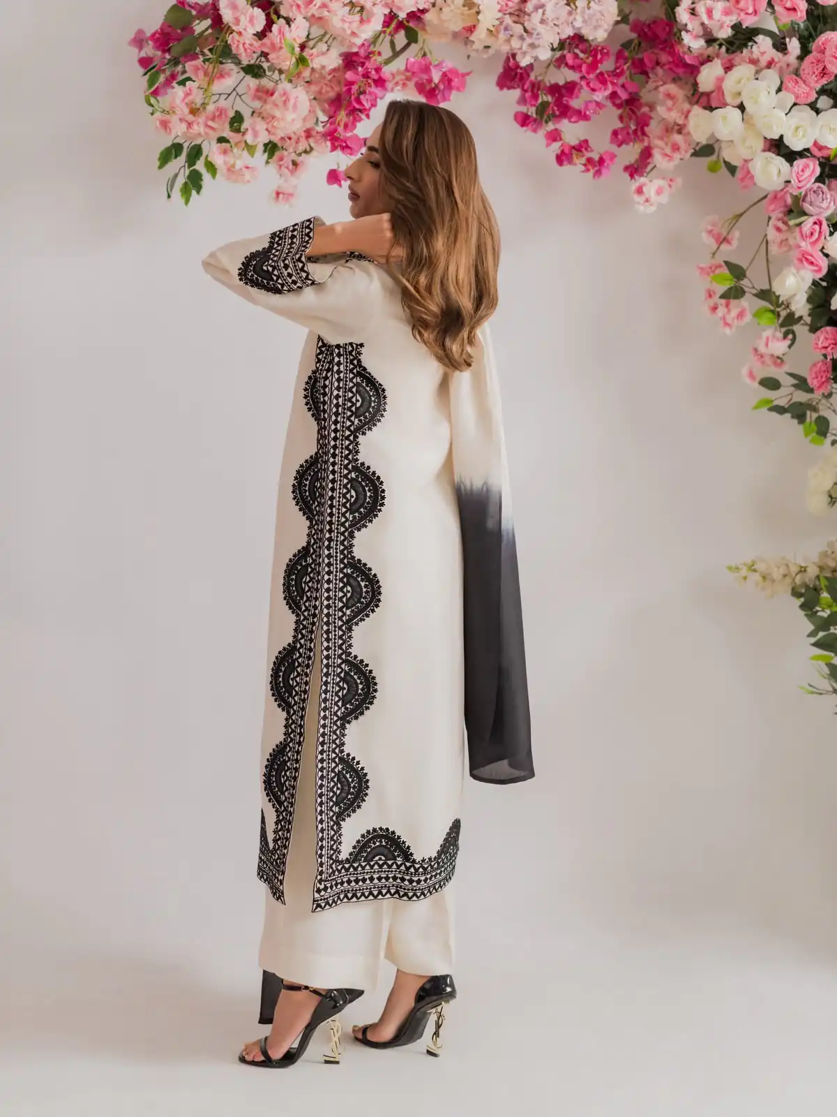 Fantastic White Biscuit Slab Thread Work Salwar Suit - Image 5