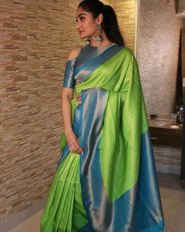 Shiny Green Lichi Silk Jacquard Border Work Saree - Image 2