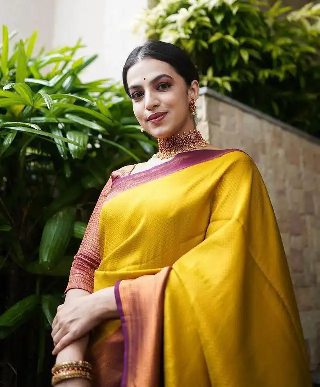 Shiny Yellow Lichi Silk Jacquard Border Work Saree - Image 4