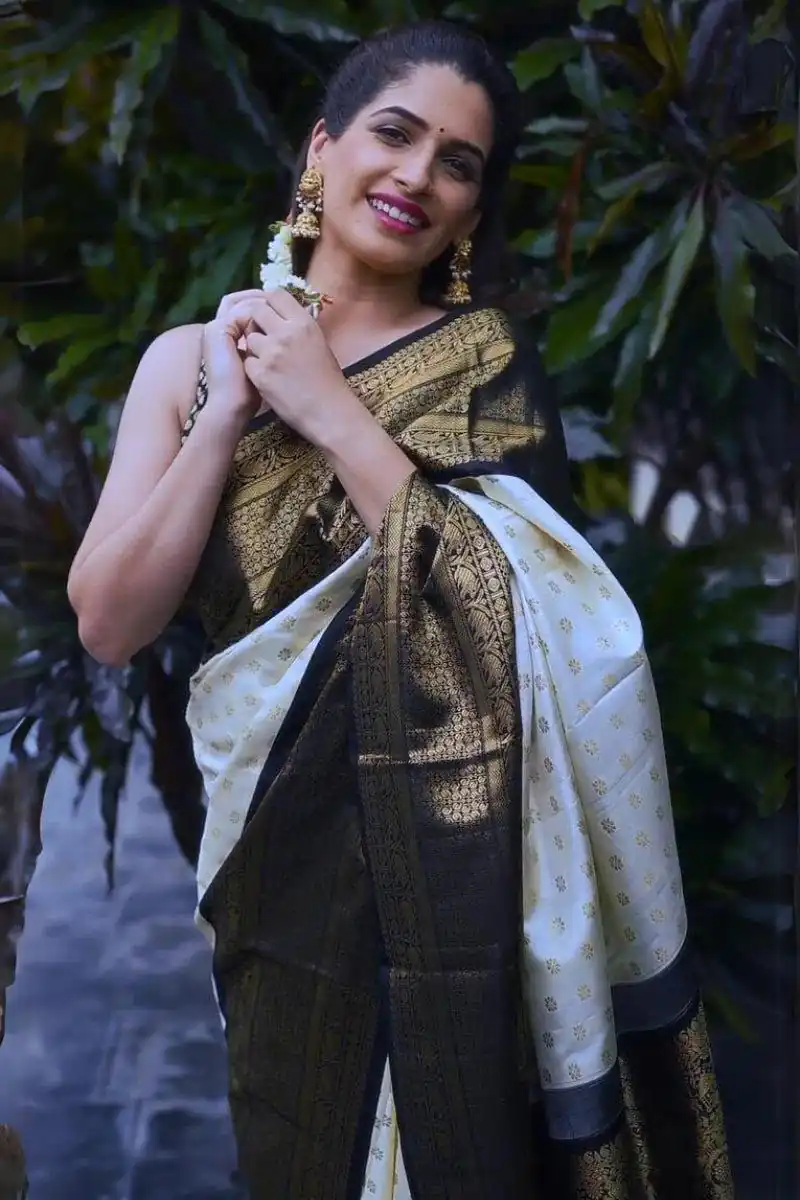 Simple White Soft Lichi Silk Rich Pallu Saree - Image 4