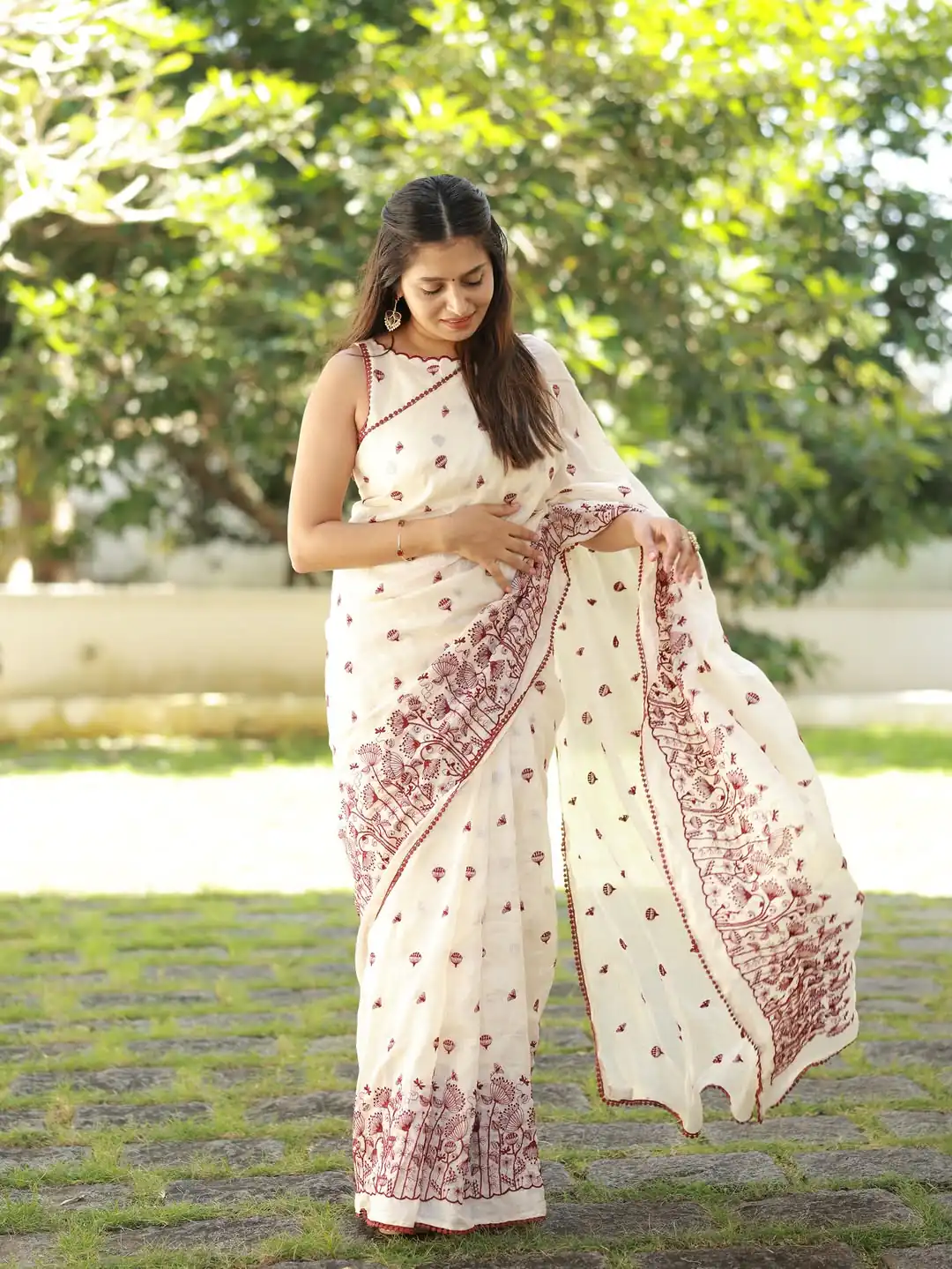 Fancy White Kota Checks With Embroidery Saree - Image 7