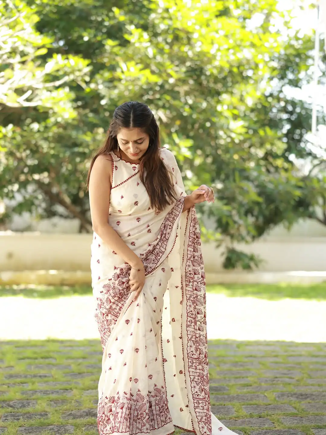 Fancy White Kota Checks With Embroidery Saree - Image 3