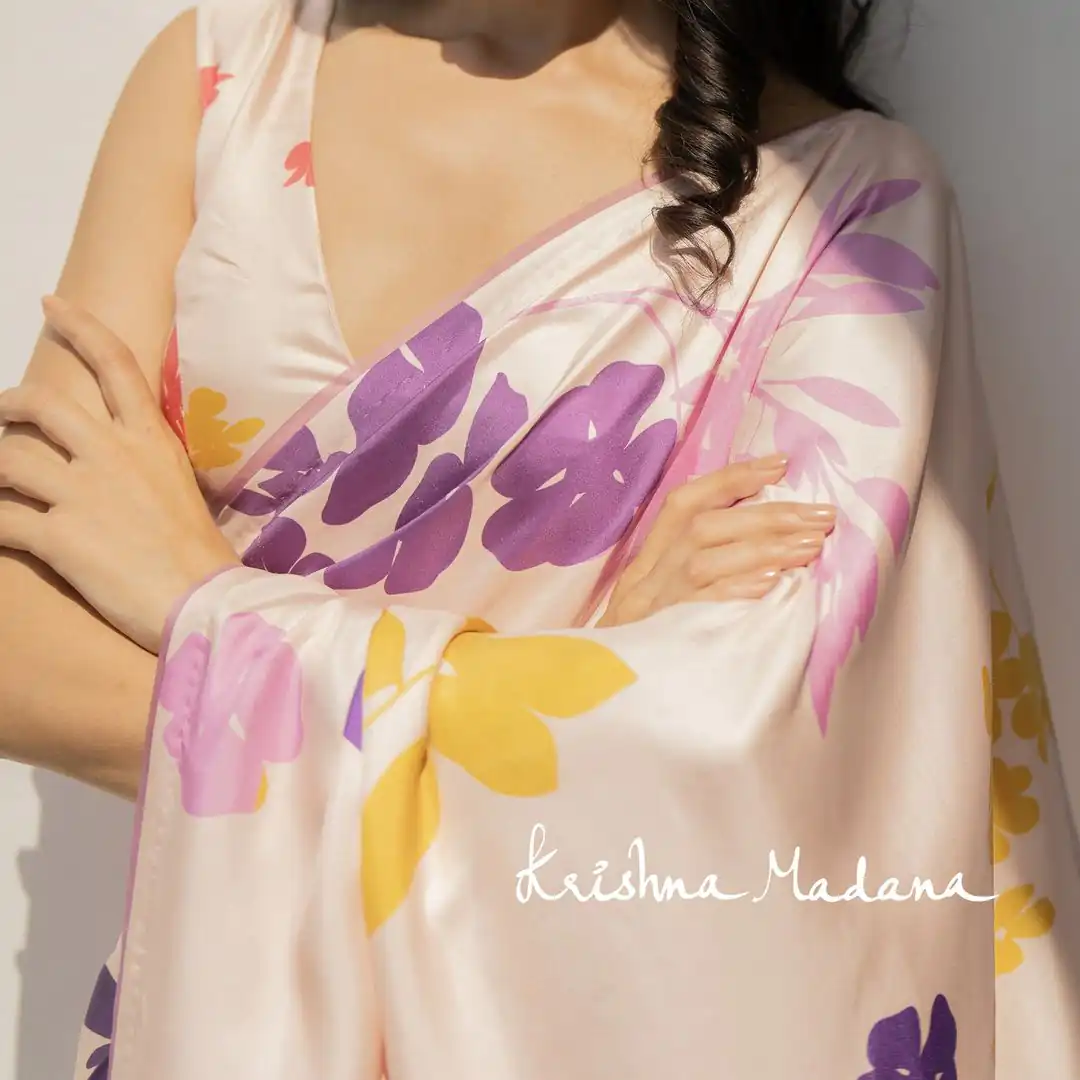 Splendorous Cream Pink Satin Silk Blouse Digital Print Saree - Image 4