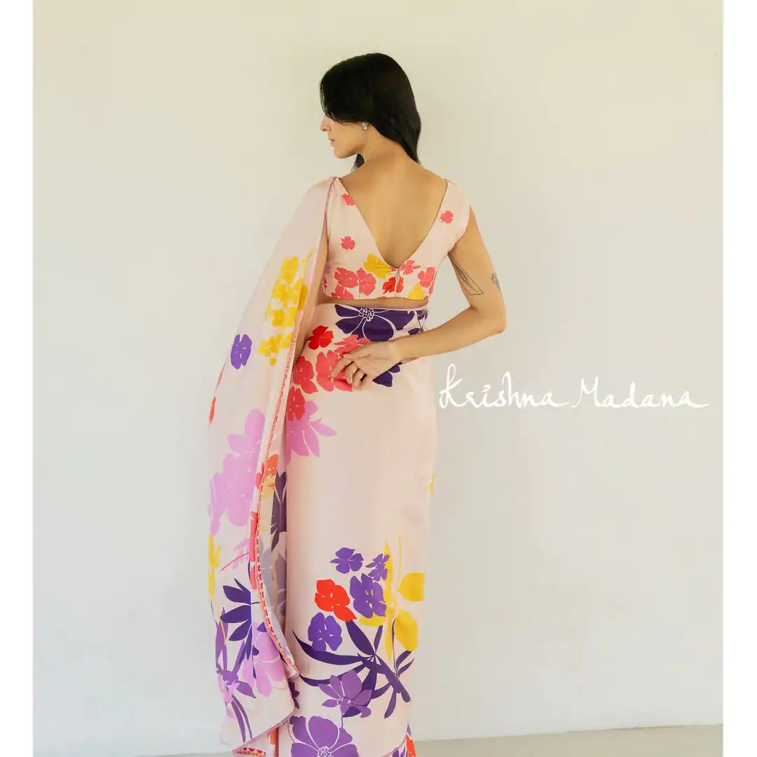 Splendorous Cream Pink Satin Silk Blouse Digital Print Saree - Image 3