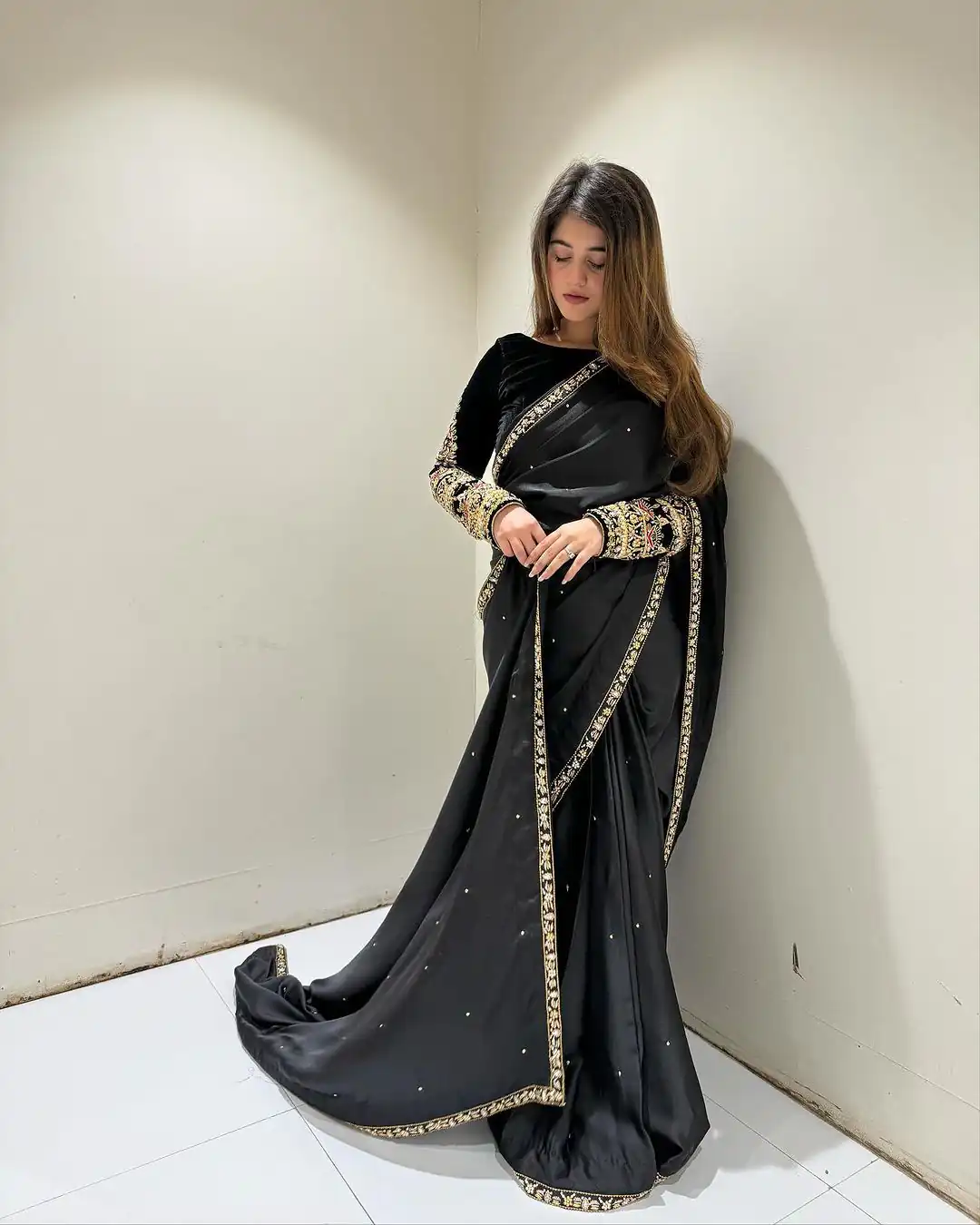 Black 9000 Velvet Embroidery Lace Work Saree - Image 2